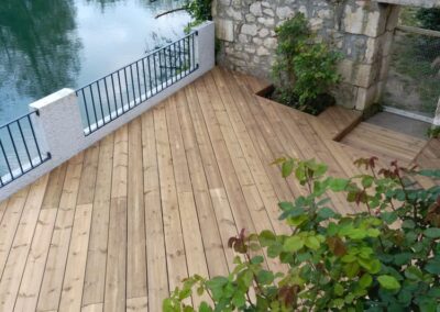 Terrasse au bord de l’eau à Poitiers