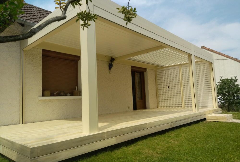 Terrasse bois Accoya® à Châtellerault sous une pergola