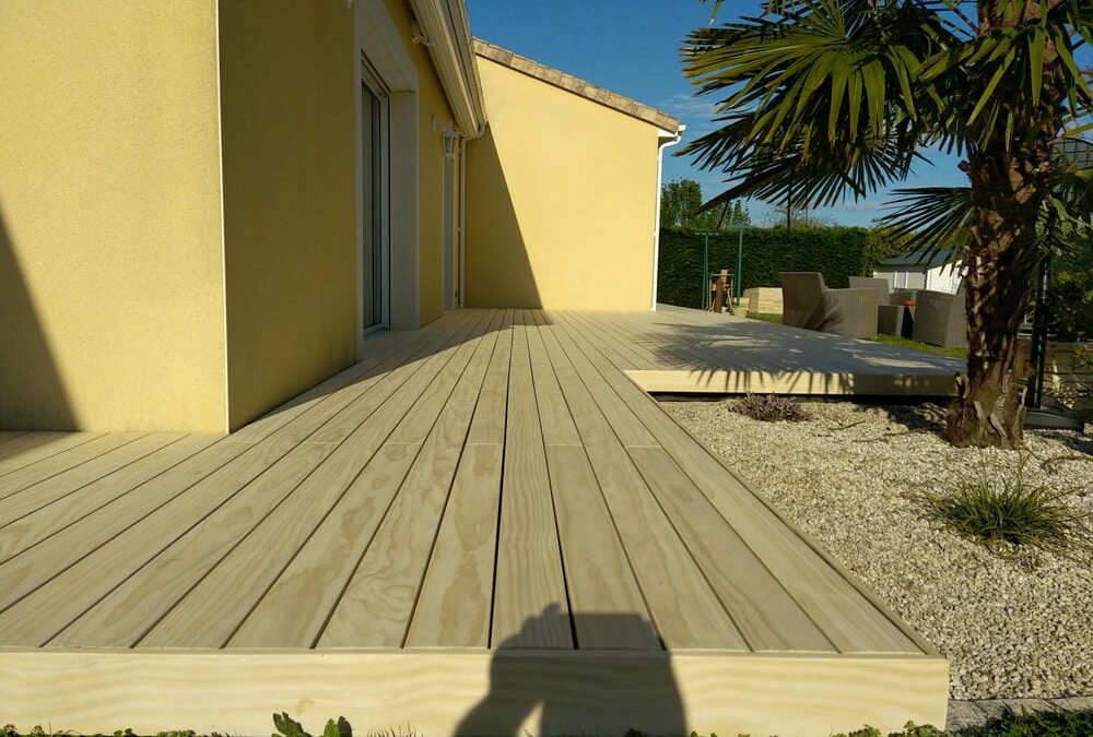 Terrasse bois Accoya® pour maison contemporaine à Ligugé