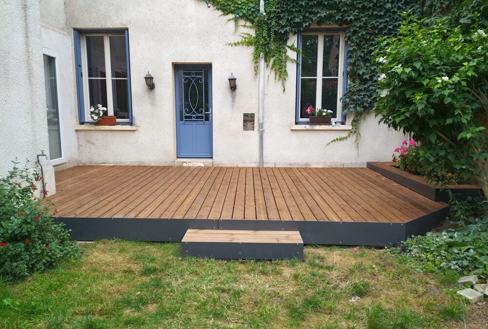 Terrasse dans un petit jardin de ville avec bandeau anthracite