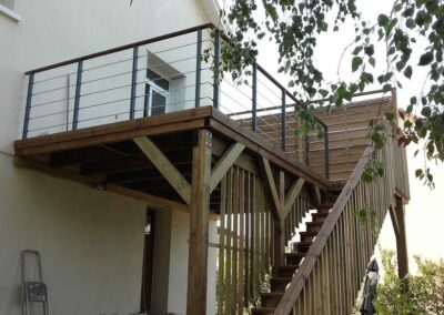 A Châtellerault, terrasse en bois sur pilotis avec escalier, garde-corps et pare-vue