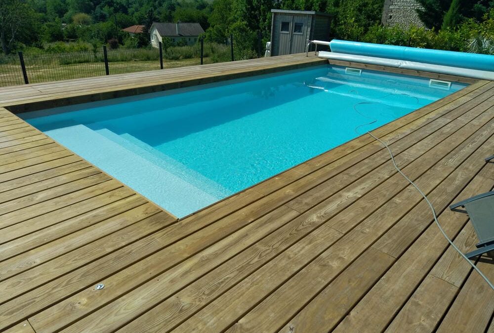 Terrasse pour plage de piscine en bois à Senillé saint Sauveur