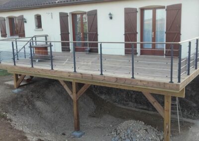 Terrasse sur poteaux à Saint-Georges-Lès-Baillargeaux