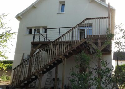 Terrasse en bois sur pilotis avec escalier, garde-corps et pare-vue à Châtellerault