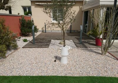 Aménagement d’un petit jardin avec terrasse en bois Kebony à Châtellerault