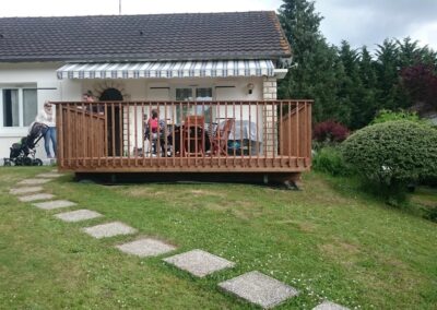 A Châtellerault terrasse sur pilotis pour accès de plain pieds