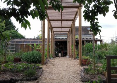 Pergola en rondins pour cheminement ombragé à Châtellerault