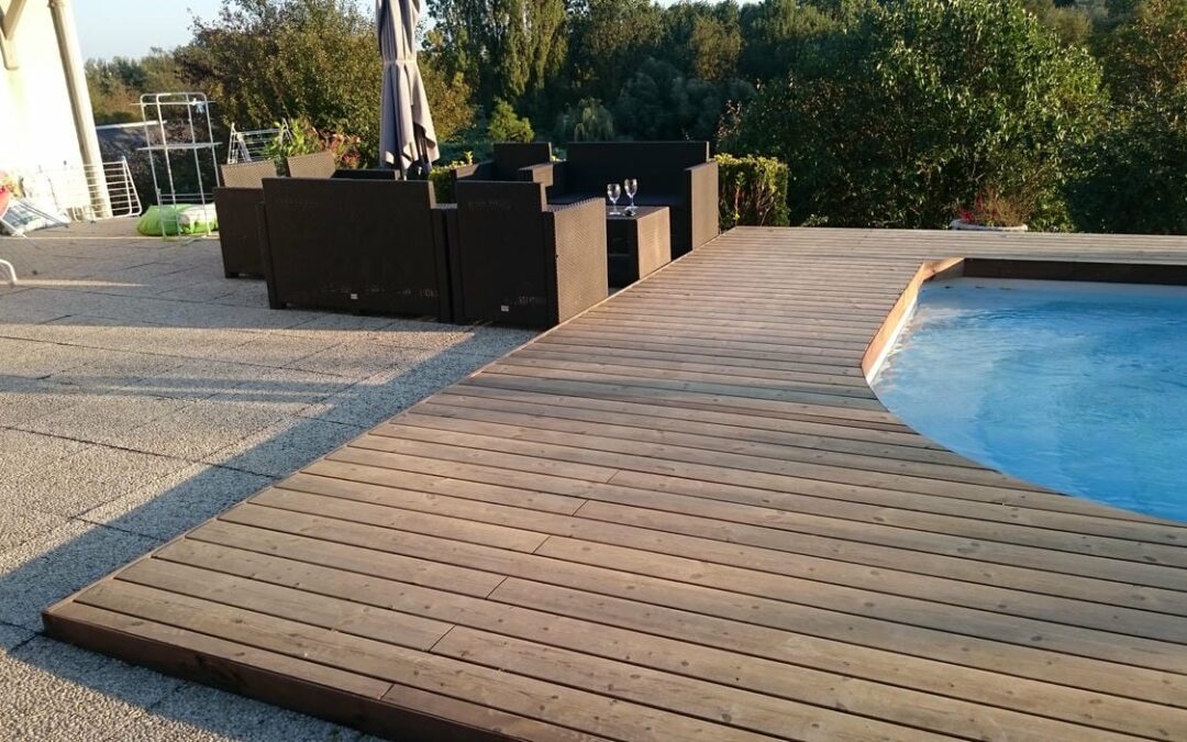 Une plage en bois au plus près de l’eau