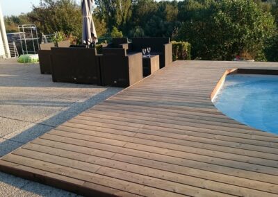 Une plage en bois au plus près de l’eau