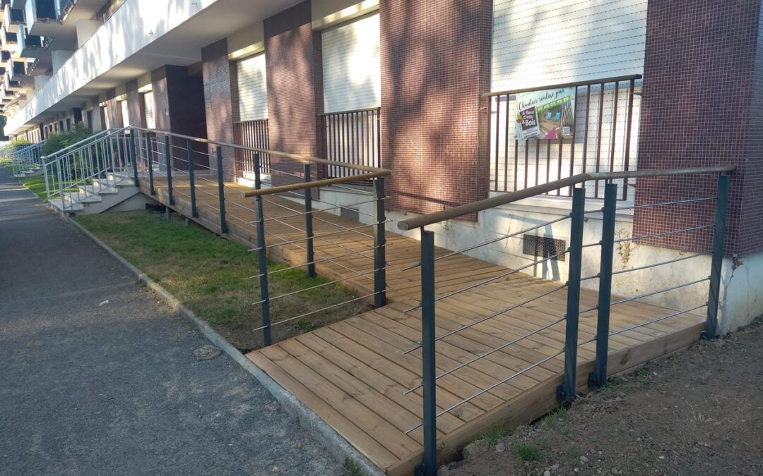 Rampe d&rsquo;accès en bois pour un cabinet médical à Châtellerault