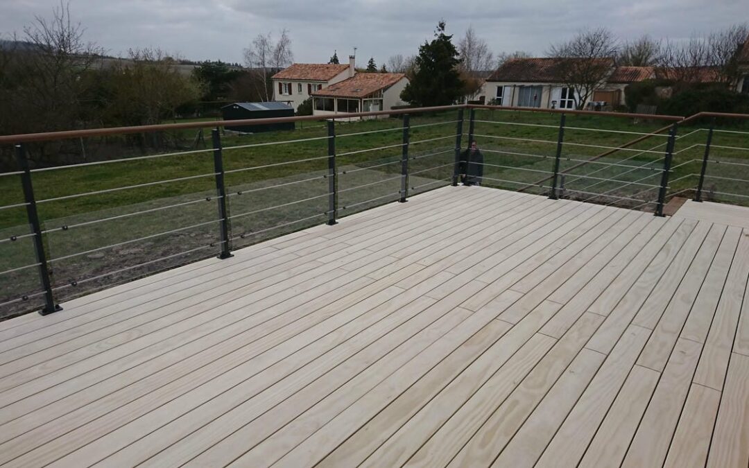 Terrasse sur poteaux avec vue dégagée sur le paysage
