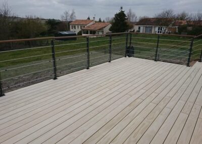 Terrasse sur poteaux avec vue dégagée sur le paysage