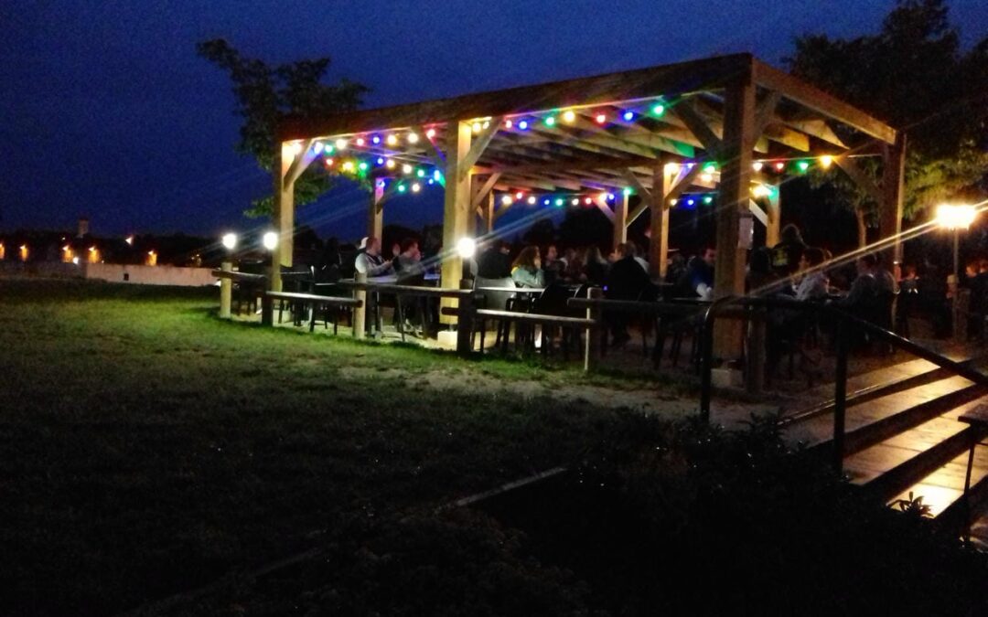 Une nouvelle ambiance pour cette terrasse de café en bord de Vienne à Châtellerault