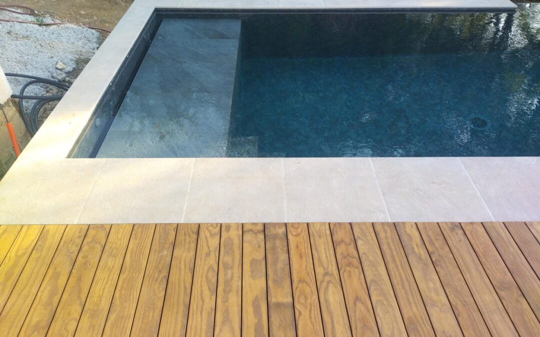 Terrasse en bois Kebony au bord d&rsquo;une piscine à débordement à Châtellerault