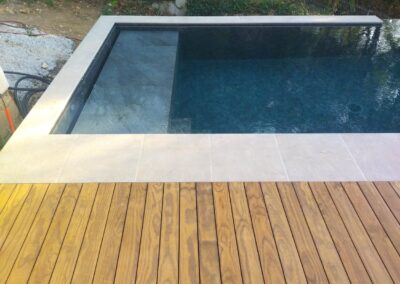 Terrasse en bois Kebony au bord d’une piscine à débordement à Châtellerault